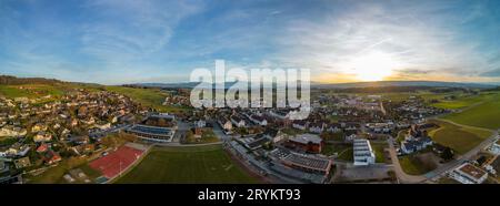 Luftdrohnen-Panoramablick auf den Zugersee und die Schweizer Alpen mit Mettmenstetten, Schweiz Stockfoto