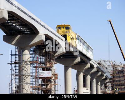 Kairo, Ägypten, September 28 2023: Installation des ägyptischen Einschienenfahrzeugs mit einem Kran, Kairo Einschienenbahn ist ein zweigleisiger Einschienenschnellverkehr Stockfoto