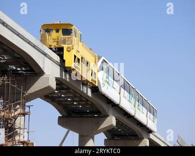 Kairo, Ägypten, September 28 2023: Installation des ägyptischen Einschienenfahrzeugs mit einem Kran, Kairo Einschienenbahn ist ein zweigleisiger Einschienenschnellverkehr Stockfoto