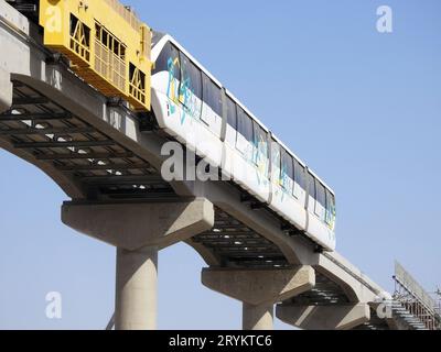 Kairo, Ägypten, September 28 2023: Installation des ägyptischen Einschienenfahrzeugs mit einem Kran, Kairo Einschienenbahn ist ein zweigleisiger Einschienenschnellverkehr Stockfoto