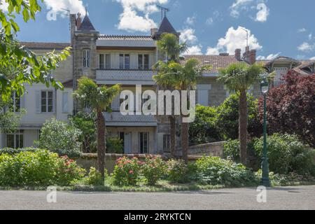 Bordeaux France - 6. Juni 2019 - Ein einzigartiges koloniales Gebäude mit Palmen vor blauem Himmel Stockfoto