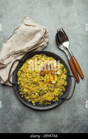 Gebratener Blumenkohlreis oder Couscous mit Dill auf Teller, gesunde kohlenhydratarme Gemüsebeilage für Keto-Diät und gesunde L Stockfoto