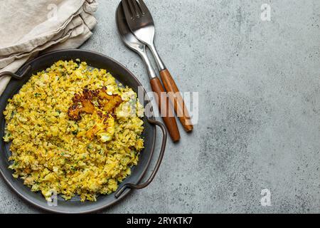 Gebratener Blumenkohlreis oder Couscous mit Dill auf Teller, gesunde kohlenhydratarme Gemüsebeilage für Keto-Diät und gesunde L Stockfoto