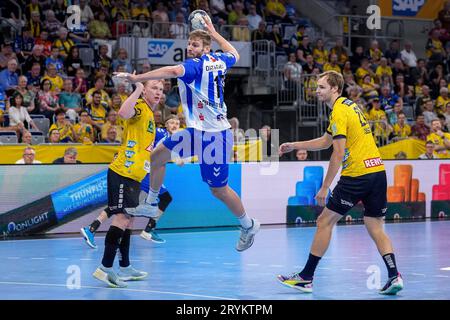 Mannheim, Deutschland. Oktober 2023. v.li.: Gustav Davidsson (RNL, 22), Samuel Röthlisberger (TVB, 17), Andreas Holst Jensen (RNL, 20), beim Sprungwurf, Wurf, Torwurf, Aktion, Aktion, Spielszene, 01.10.2023, Mannheim (Deutschland), Handball, Bundesliga, Rhein-Neckar Löwen - TVB Stuttgart Credit: dpa/Alamy Live News Stockfoto