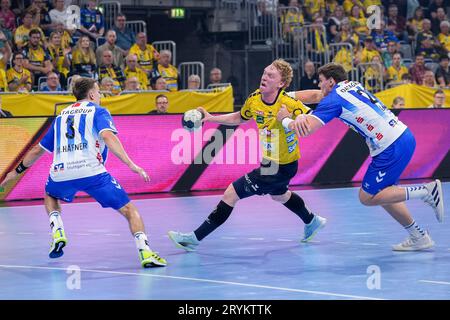 Mannheim, Deutschland. Oktober 2023. v.li.: Max Häfner (TVB, 3), Gustav Davidsson (RNL, 22), Lukas Laube (TVB, 24), Zweikampf, Spielszene, Duell, Duell, Tackle, Tackle, Dynamik, Action, Aktion, 01.10.2023, Mannheim (Deutschland), Handball, Bundesliga, Rhein-Neckar Löwen - TVB Stuttgart Credit: dpa/Alamy Live News Stockfoto