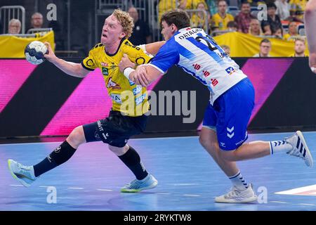 Mannheim, Deutschland. Oktober 2023. v.li.: Gustav Davidsson (RNL, 22), Lukas Laube (TVB, 24), Zweikampf, Spielszene, Duell, Duell, Tackle, Tackle, Tackle, Dynamik, Action, Aktion, 01.10.2023, Mannheim (Deutschland), Handball, Bundesliga, Rhein-Neckar Löwen - TVB Stuttgart Credit: dpa/Alamy Live News Stockfoto