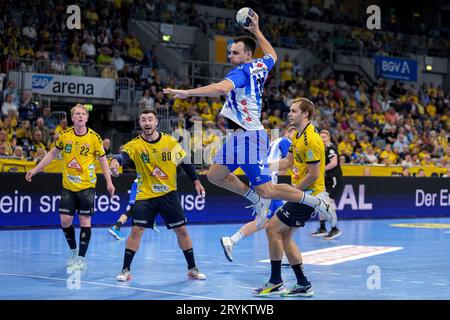 Mannheim, Deutschland. Oktober 2023. v.li.: Gustav Davidsson (RNL, 22), Jannik Kohlbacher (RNL, 80), Marino Maric (TVB, 33), Andreas Holst Jensen (RNL, 20), beim Sprungwurf, Wurf, Torwurf, Aktion, Aktion, Spielszene, 01.10.2023, Mannheim (Deutschland), Handball, Bundesliga, Rhein-Neckar Löwen - TVB Stuttgart Credit: dpa/Alamy Live News Stockfoto