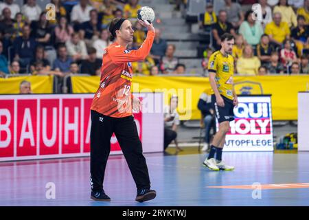 Mannheim, Deutschland. Oktober 2023. Silvio Heinevetter (Torwart, TVB, 12), am Ball, Freisteller, Ganzkörper, Einzelbild, Einzelfoto, Aktion, Aktion, Aktion, 01.10.2023, Mannheim (Deutschland), Handball, Bundesliga, Rhein-Neckar Löwen - TVB Stuttgart Credit: dpa/Alamy Live News Stockfoto