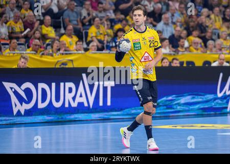 Mannheim, Deutschland. Oktober 2023. Olle Forsell Schefvert (RNL, 25), am Ball, Freisteller, Ganzkörper, Einzelbild, Einzelfoto, Aktion, Aktion, 01.10.2023, Mannheim (Deutschland), Handball, Bundesliga, Rhein-Neckar Löwen - TVB Stuttgart Credit: dpa/Alamy Live News Stockfoto