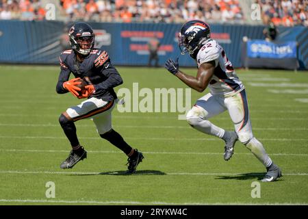 Chicago, Usa. Oktober 2023. Chicago Bears Quarterback Justin Fields (1) kämpft am Sonntag, den 1. Oktober 2023, mit dem Ball gegen die Denver Broncos im Soldier Field in Chicago. Broncos gewann 31–28. Foto von Mark Black/UPI Credit: UPI/Alamy Live News Stockfoto