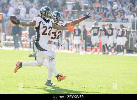 Chicago, Usa. Oktober 2023. Denver Broncos Safety Kareem Jackson (22) feiert seine Abwehr, um den Sieg der Bronco 31-28 über die Chicago Bears auf dem Soldier Field in Chicago am Sonntag, den 1. Oktober 2023, zu besiegeln. Foto von Mark Black/UPI Credit: UPI/Alamy Live News Stockfoto