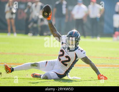Chicago, Usa. Oktober 2023. Denver Broncos Safety Kareem Jackson (22) fängt einen Pass von Chicago Bears Quarterback Justin Fields (1) ab, um den Sieg der Bronco 31-28 über die Chicago Bears auf Soldier Field in Chicago am Sonntag, den 1. Oktober 2023, zu besiegeln. Foto von Mark Black/UPI Credit: UPI/Alamy Live News Stockfoto