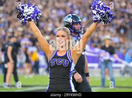 Fort Worth, Texas, USA. September 2023 30. TCU Horned Frogs Cheerleader spielen vor dem NCAA Football-Spiel zwischen den West Virginia Mountaineers und TCU Horned Frogs im Amon G. Carter Stadium in Fort Worth, Texas. Matthew Lynch/CSM/Alamy Live News Stockfoto