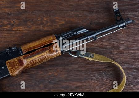 Kalaschnikow ak 47 Pistole auf Holztisch Hintergrund Stockfoto