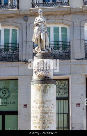 MADRID, SPANIEN - 8. JULI 2023: La Mariblanca, Tor der Sonne, ist ein öffentlicher Platz in Madrid, einer der bekanntesten und geschäftigsten Orte Stockfoto