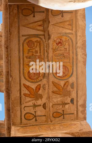 Säulen mit Hieroglyphen im Tempel von Karnak, Ägypten Stockfoto