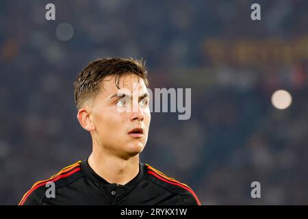 Rom, Italien. Oktober 2023. Paulo Dybala, von AS Roma, schaut während des italienischen Meisterschaftsfußballspiels Der Serie A zwischen Roma und Frosinone im Olympiastadion. Quelle: Riccardo De Luca - Update Images/Alamy Live News Stockfoto