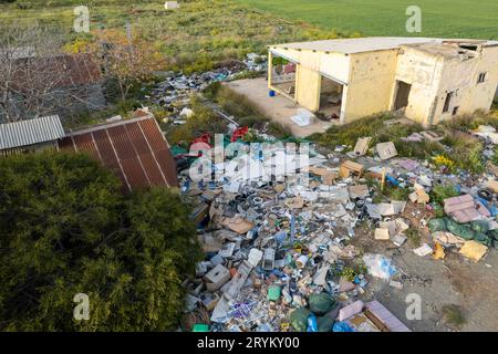 Drohnenantenne von Haus- und Industrieabfällen in der Natur. Umweltverschmutzung Stockfoto