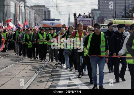 Die Sicherheit des marsches begleitet den Beginn der Kolumne mit Oppositionsführern. Der Million Hearts March fand am Sonntag, den 1. Oktober 2023, auf den Straßen Warschaus statt. Die Veranstaltung wurde von der Bürgerkoalition (Polnisch: Koalicja Obywatelska) organisiert, einer Allianz, die sich um die Bürgerplattform im Gegensatz zur herrschenden Partei Recht und Gerechtigkeit (PiS) gebildet hat. Donald Tusk, der Führer der Bürgerkoalition, nahm an der Veranstaltung zusammen mit dem Bürgermeister von Warschau, Rafa, Teil? Trzaskowski. Tausende von Menschen aus verschiedenen Teilen des Landes strömten in die Hauptstadt, um an der Veranstaltung teilzunehmen. Am 15. Oktober, 2 Stockfoto