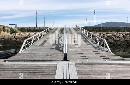 Dock-Rampe aus Aluminium und Holz. Bootssteg Stockfoto