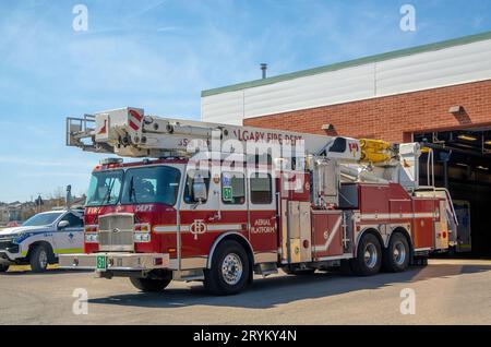 Calgary, Alberta. Kanada. Mai 2023. Stadt der Feuerwehr Calgary Plattform-Bus-LKW-Feuerwehrauto. Stockfoto