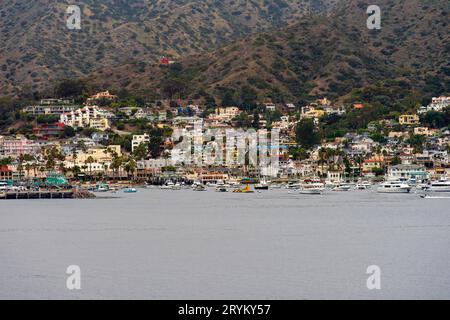 Avalon, CA, USA - 13. September 2023: Frühmorgendlicher Blick auf die Stadt Avalon auf Santa Catalina Island vor der Küste Südkaliforniens. Stockfoto