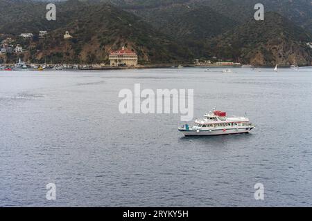 Avalon, CA, USA - 13. September 2023: Eine Passagierfähre, die in Avalon Bay vor der Küste von Santa Catalina Island in Kalifornien fährt. Stockfoto