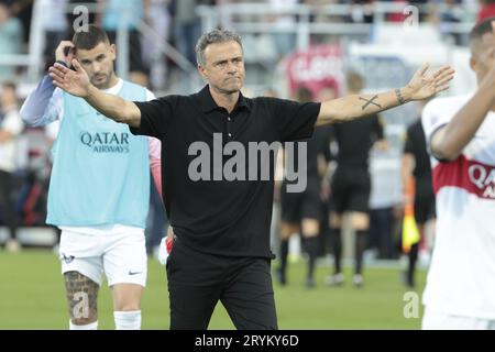 Der PSG-Trainer Luis Enrique begrüßt die Fans nach dem Ligue-1-Fußballspiel der französischen Meisterschaft zwischen Clermont Foot 63 und Paris Saint-Germain (PSG) am 30. September 2023 im Stade Gabriel-Montpied in Clermont-Ferrand, Frankreich Stockfoto