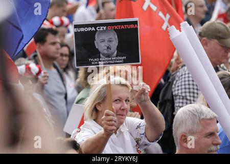 Eine Frau trägt ein Plakat mit Porträts des Vorsitzenden der Partei PiS, Jaroslaw Kaczynski, und des Präsidenten von Belarus, Alexander Lukaschenko, mit der Aufschrift "Europa oder Diktatur" während des Millionen-Herzen-Marsches in Warschau. Der Million Hearts March fand am Sonntag, den 1. Oktober 2023, auf den Straßen Warschaus statt. Die Veranstaltung wurde von der Bürgerkoalition (Polnisch: Koalicja Obywatelska) organisiert, einer Allianz, die sich um die Bürgerplattform im Gegensatz zur herrschenden Partei Recht und Gerechtigkeit (PiS) gebildet hat. Donald Tusk, der Führer der Civic Coalition, nahm an der Veranstaltung neben der Warschauer Cit Teil Stockfoto