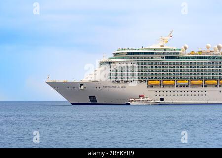 Avalon, CA, USA - 13. September 2023: Royal Caribbean, Navigator of the Seas, Kreuzfahrtschiff vor der Küste von Catalina Island mit Beiboot Stockfoto