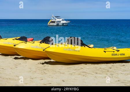 Avalon, CA, USA - 13. September 2023: Eine Gruppe von Malibu Two XL Kayak von Ocean Kayak an einem Strand auf Catalina Island in Kalifornien. Stockfoto