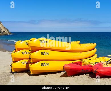 Avalon, KALIFORNIEN, USA - 13. September 2023: Perception Tribe und Prowler Kajaks stapeln sich an einem Strand mit Meereshintergrund auf Santa Catalina Island, Kalifornien Stockfoto
