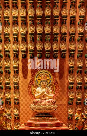 Dekoration im Inneren des wunderschönen Buddha Tooth Relic Temple in Singapur Stockfoto