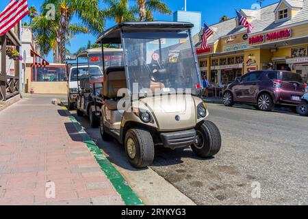 Avalon, CA, USA - 13. September 2023: Ein elektrischer Golfwagen, der auf einer Straße in der Catalina Island-Stadt Avalon, Kalifornien, geparkt ist. Stockfoto