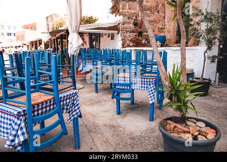 Typisch griechische blaue Tische und Stühle in einem Restaurant Stockfoto
