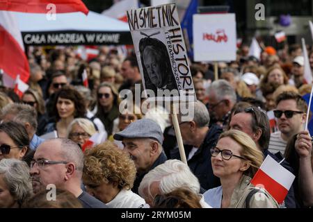 Eine Frau hält ein Plakat mit einem Porträt des Parteiführers der PiS, Jaroslaw Kaczynski, mit der Aufschrift „in den Mülleimer der Geschichte“ während des Million Hearts March in Warschau. Der Million Hearts March fand am Sonntag, den 1. Oktober 2023, auf den Straßen Warschaus statt. Die Veranstaltung wurde von der Bürgerkoalition (Polnisch: Koalicja Obywatelska) organisiert, einer Allianz, die sich um die Bürgerplattform im Gegensatz zur herrschenden Partei Recht und Gerechtigkeit (PiS) gebildet hat. Donald Tusk, der Führer der Bürgerkoalition, nahm an der Veranstaltung zusammen mit dem Bürgermeister von Warschau, Rafa, Teil? Trzaskowski. Tausende von Menschen Stockfoto