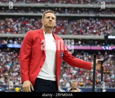 Houston, Texas, USA. 1. Oktober 2023: Der ehemalige Houston Texans-Spieler JJ Watt wird zur Halbzeit während eines NFL-Spiels zwischen den Texans und den Steelers am 1. Oktober 2023 in Houston in den Texans' Ring of Honor aufgenommen. (Bild: © Scott Coleman/ZUMA Press Wire) NUR REDAKTIONELLE VERWENDUNG! Nicht für kommerzielle ZWECKE! Quelle: ZUMA Press, Inc./Alamy Live News Stockfoto