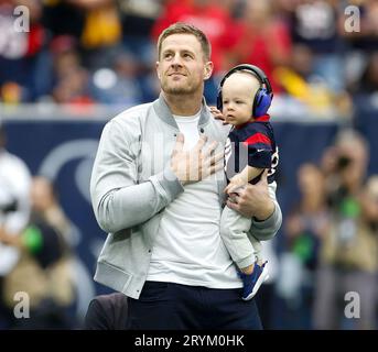 Houston, Texas, USA. 1. Oktober 2023: Der ehemalige Houston Texans-Spieler JJ Watt begrüßt die Zuschauer vor dem Start eines NFL-Spiels zwischen den Texans und den Steelers am 1. Oktober 2023 in Houston. Watt wurde in der Halbzeit in den Ehrenring der Texaner aufgenommen. (Bild: © Scott Coleman/ZUMA Press Wire) NUR REDAKTIONELLE VERWENDUNG! Nicht für kommerzielle ZWECKE! Quelle: ZUMA Press, Inc./Alamy Live News Stockfoto