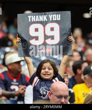 Houston, Texas, USA. 1. Oktober 2023: Ein junger Houston-Fan hält ein Zeichen für den ehemaligen Texans-Spieler JJ Watt während eines NFL-Spiels zwischen den Texans und den Steelers am 1. Oktober 2023 in Houston. Watt wurde zur Halbzeit in den Ehrenring der Texaner aufgenommen. (Bild: © Scott Coleman/ZUMA Press Wire) NUR REDAKTIONELLE VERWENDUNG! Nicht für kommerzielle ZWECKE! Quelle: ZUMA Press, Inc./Alamy Live News Stockfoto
