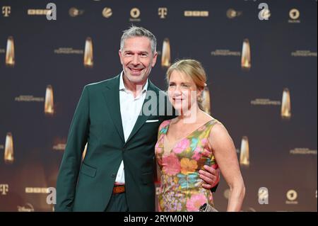 Moderator Dirk Steffens mit Ehefrau Ingrid Steffens kommt zur Gala und Verleihung des Deutschen Fernsehpreises in Köln. *** Moderator Dirk Steffens mit Ehefrau Ingrid Steffens kommt bei der Gala und Preisverleihung für den Deutschen Fernsehpreis in Köln an Stockfoto