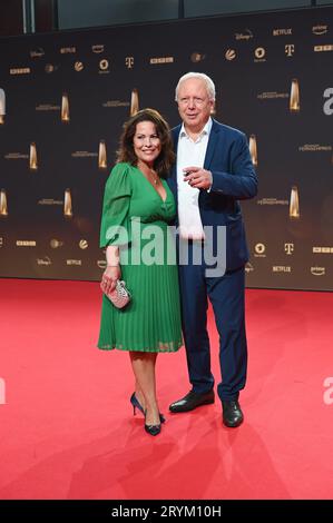WDR-Intendant Tom Buhrow und seine Freundin Daniela Boff kommt zur Gala und Verleihung des Deutschen Fernsehpreises in Köln. *** WDR-Generaldirektor Tom Buhrow und seine Freundin Daniela Boff nehmen an der Gala und Preisverleihung des Deutschen Fernsehpreises in Köln Teil Stockfoto