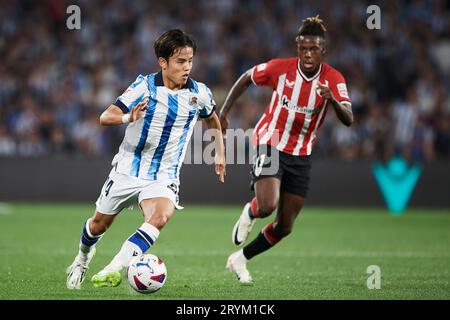 Takefusa Kubo von Real Sociedad und Nico Williams von Athletic Club in Aktion während des La Liga EA Sports Match zwischen Real Sociedad und RC Athletic C Stockfoto