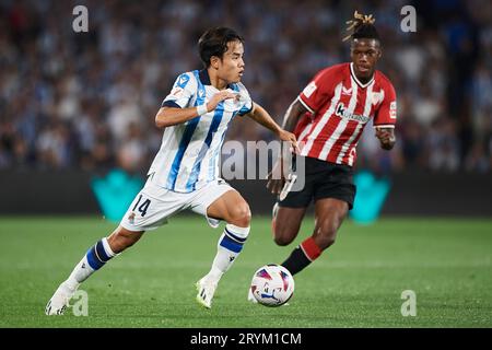 Takefusa Kubo von Real Sociedad und Nico Williams von Athletic Club in Aktion während des La Liga EA Sports Match zwischen Real Sociedad und RC Athletic C Stockfoto