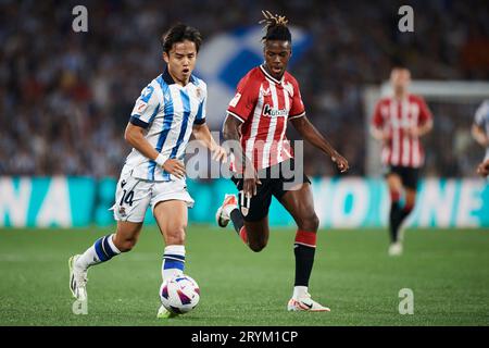 Takefusa Kubo von Real Sociedad und Nico Williams von Athletic Club in Aktion während des La Liga EA Sports Match zwischen Real Sociedad und RC Athletic C Stockfoto