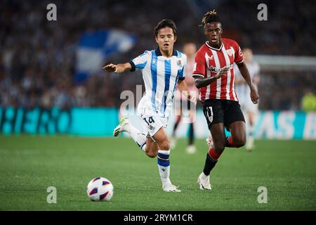 Takefusa Kubo von Real Sociedad und Nico Williams von Athletic Club in Aktion während des La Liga EA Sports Match zwischen Real Sociedad und RC Athletic C Stockfoto