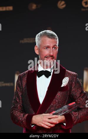 Moderator, Schauspieler und Komiker Sebastian Pufpaff mit seinem Preis bei der Gala und Verleihung des Deutschen Fernsehpreises in Köln. *** Moderator, Schauspieler und Komiker Sebastian Pufpaff mit seinem Preis bei der Gala und Preisverleihung des Deutschen Fernsehpreises in Köln Credit: Imago/Alamy Live News Stockfoto