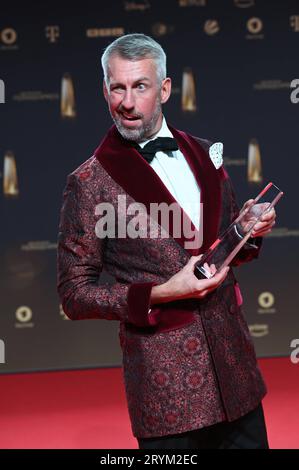 Moderator, Schauspieler und Komiker Sebastian Pufpaff mit seinem Preis bei der Gala und Verleihung des Deutschen Fernsehpreises in Köln. *** Moderator, Schauspieler und Komiker Sebastian Pufpaff mit seinem Preis bei der Gala und Preisverleihung des Deutschen Fernsehpreises in Köln Credit: Imago/Alamy Live News Stockfoto