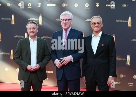 Journalist und Moderator Nikolaus Blome, Theo Koll, und Rainer Munz, l-r, kommen zur Gala und Verleihung des Deutschen Fernsehpreises in Köln. *** Der Journalist und Moderator Nikolaus Blome, Theo Koll und Rainer Munz, l r, treffen bei der Gala und Preisverleihung für den Deutschen Fernsehpreis in Köln ein Stockfoto