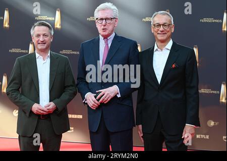 Journalist und Moderator Nikolaus Blome, Theo Koll, und Rainer Munz, l-r, kommen zur Gala und Verleihung des Deutschen Fernsehpreises in Köln. *** Der Journalist und Moderator Nikolaus Blome, Theo Koll und Rainer Munz, l r, treffen bei der Gala und Preisverleihung für den Deutschen Fernsehpreis in Köln ein Stockfoto