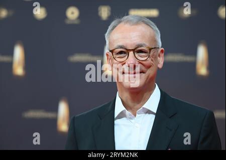 Der Journalist und RTL-Korrespondent Rainer Munz kommt zur Gala und Verleihung des Deutschen Fernsehpreises in Köln. *** Der Journalist und RTL-Korrespondent Rainer Munz kommt zur Gala- und Preisverleihung des Deutschen Fernsehpreises in Köln Credit: Imago/Alamy Live News Stockfoto